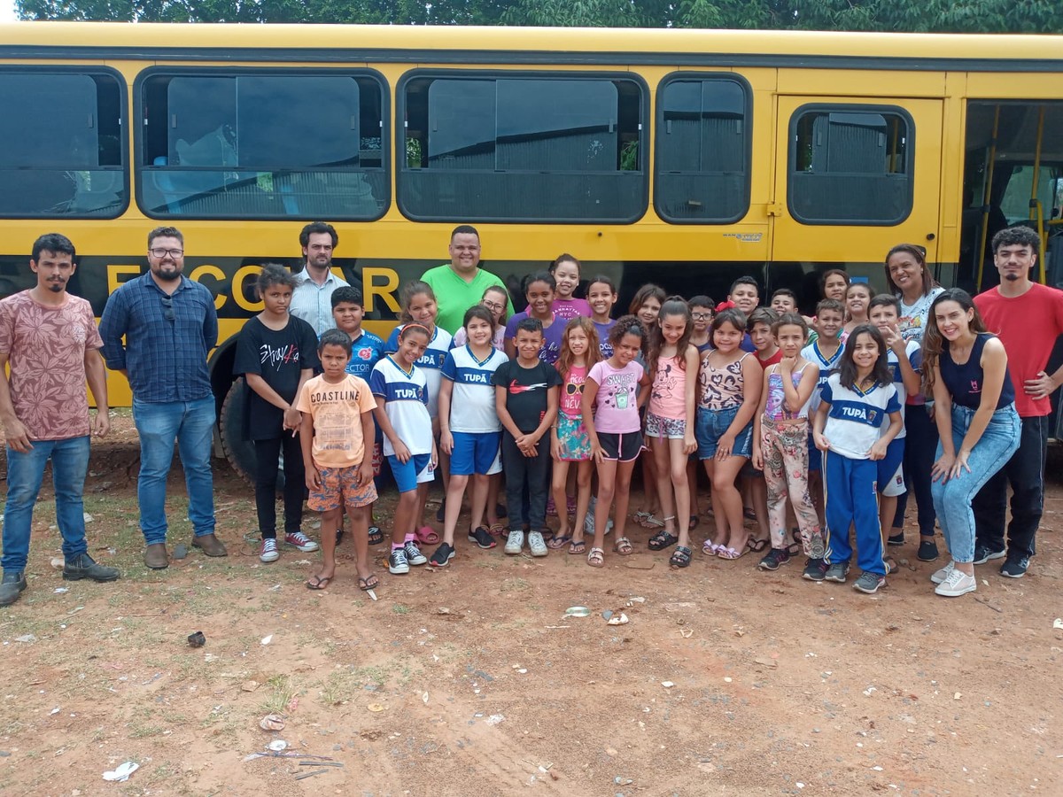 Alunos da rede municipal visitam cooperativa no Dia do Reciclador