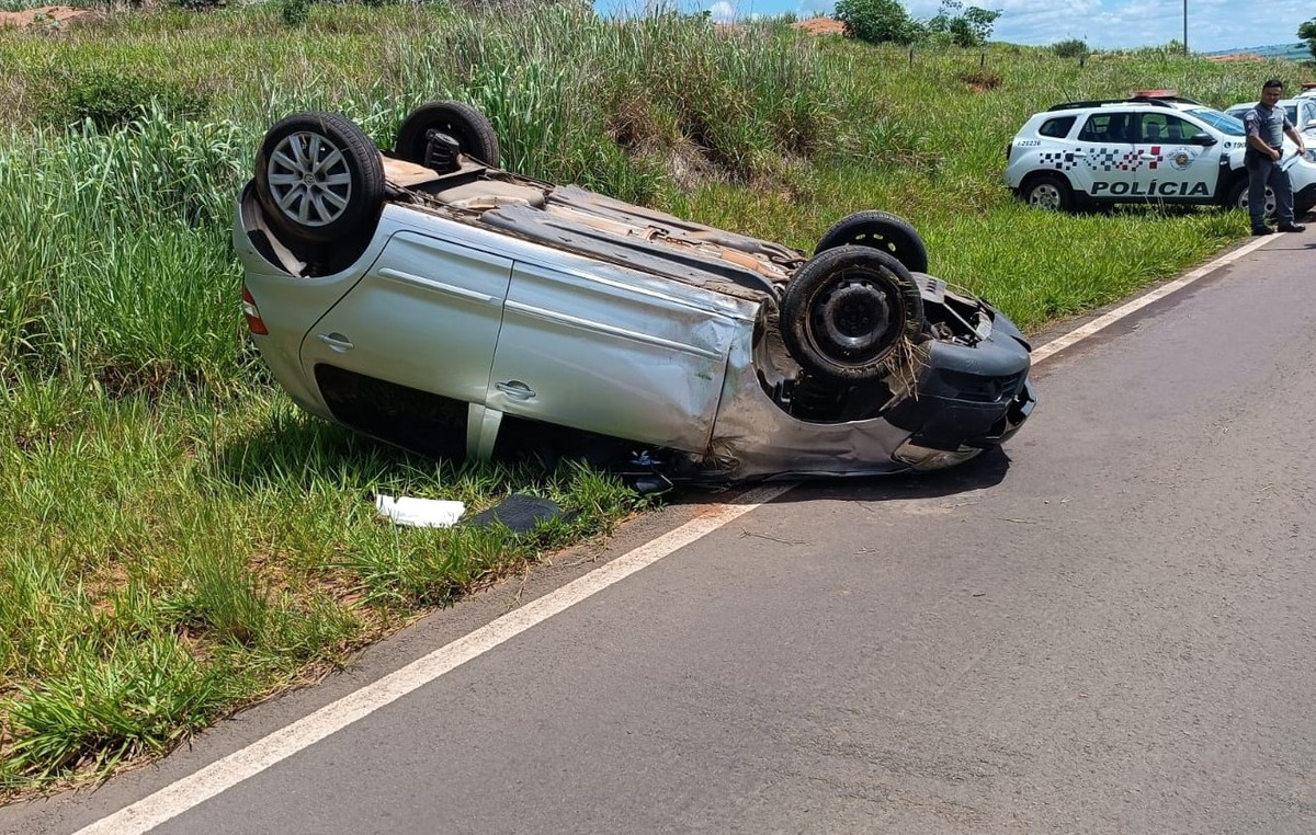 Irmãs de 66 e 64 anos ficam feridas ao capotar carro na Rodovia Júlio Budiski, em Flora Rica