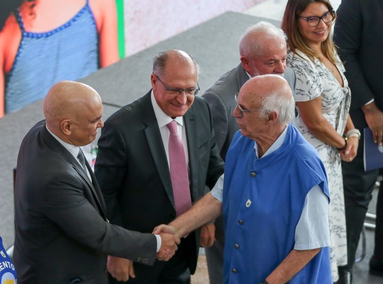 Brasília (DF), 11/12/2023, O  padre Júlio Lancellotti, cumprimenta o presidente do TSE, Alexandre de Moraes, durante o lançamento do Plano Ruas Visíveis - Pelo direito ao futuro da população em situação de rua, no Palácio do Planalto. A iniciativa faz parte da celebração dos 75 anos da Declaração Universal dos Direitos Humanos e do Dia Internacional dos Direitos Humanos, comemorados ontem (10) em todo o mundo. Foto: Jose Cruz/Agência Brasil