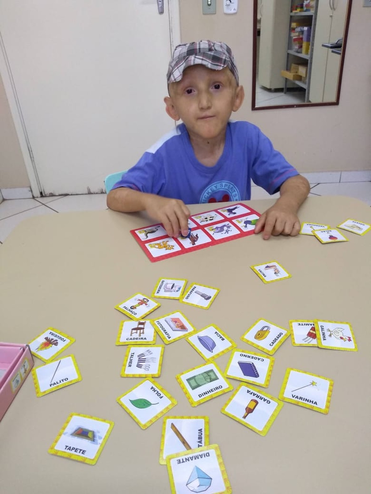 Menino com síndrome que afeta a pele e causa ausência de pelos se inspira na infância dos irmãos para criar quadrinhos