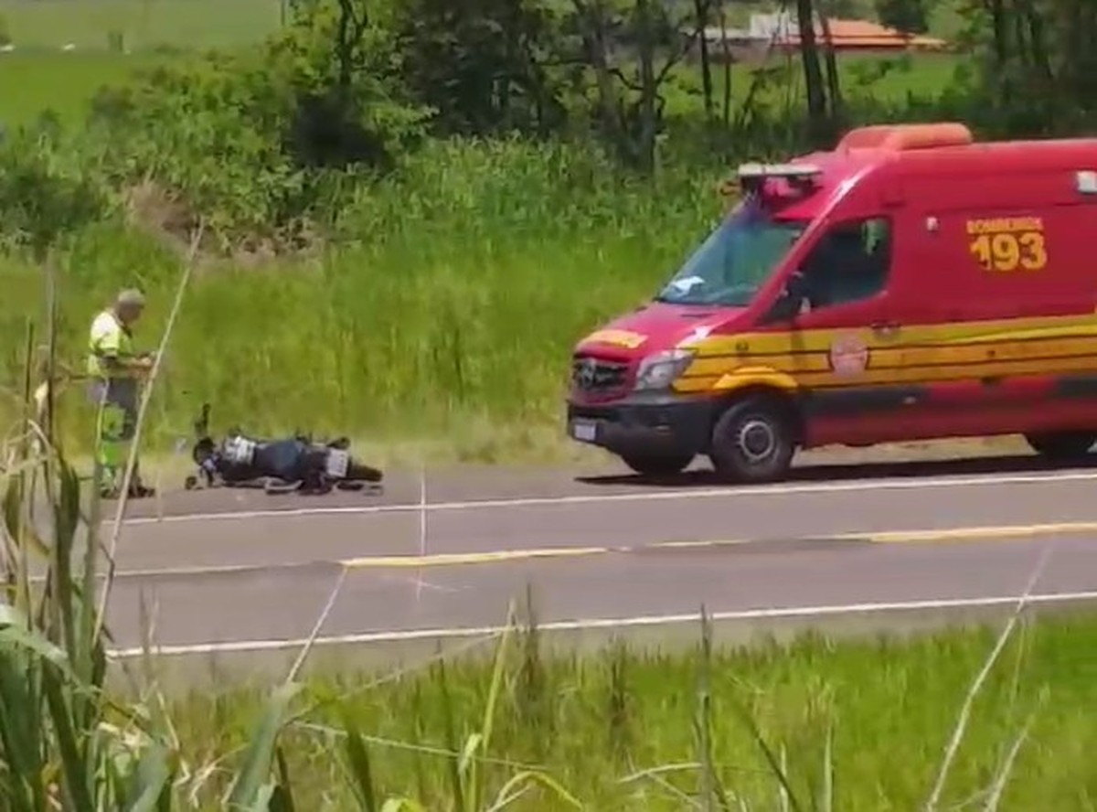 Colisão entre carro e moto deixa uma pessoa ferida na Rodovia Júlio Budiski, em Presidente Prudente