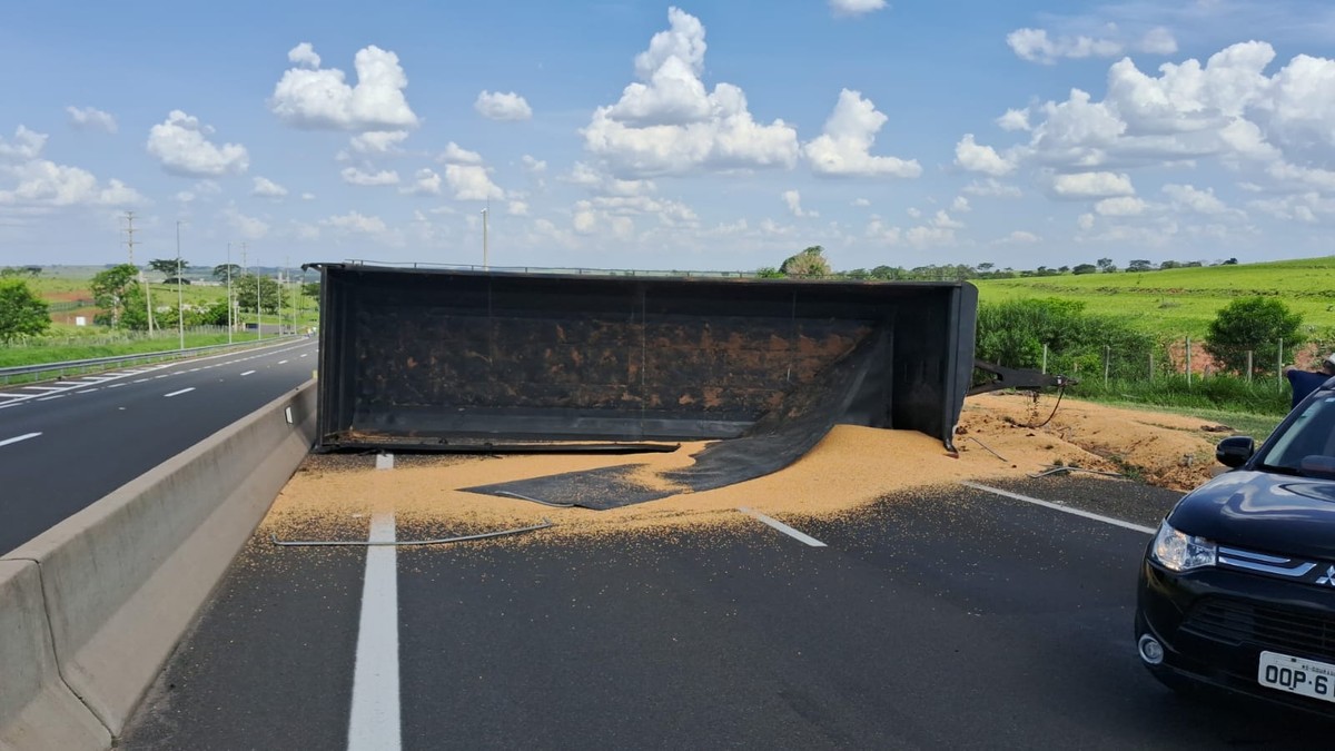 Carreta com carga de milho em grãos tomba em trecho da Rodovia Raposo Tavares