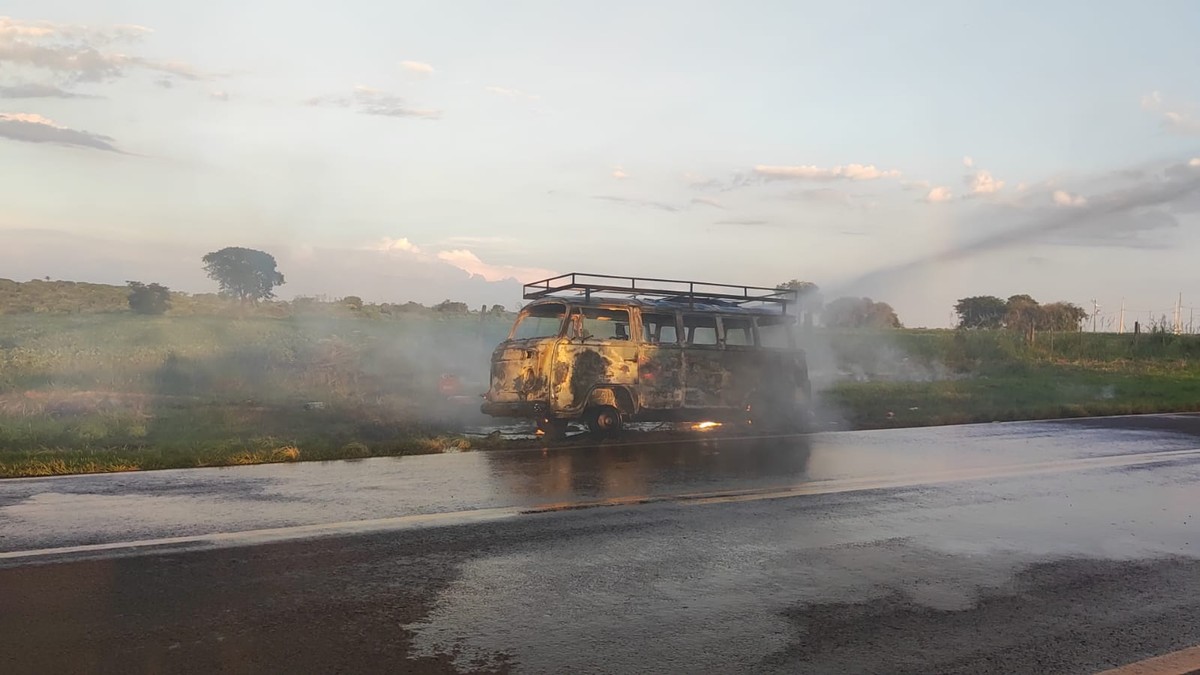 Perua com cilindros de gases pega fogo e risco de explosão interdita por mais de 1h via de acesso a Narandiba