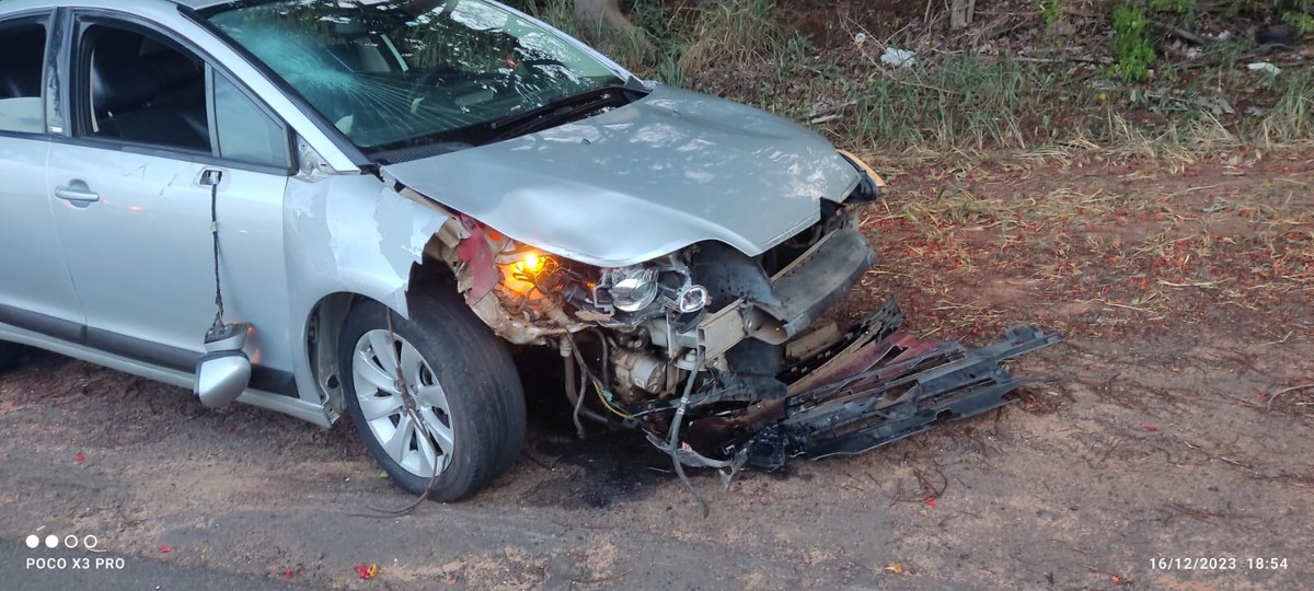 Quatro pessoas ficam feridas em acidente envolvendo carro e três motos em Tupã