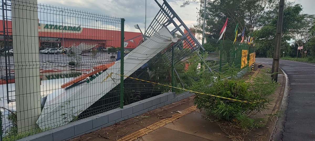 Chuva causa estragos em infraestruturas e provoca queda de árvores, em Presidente Prudente