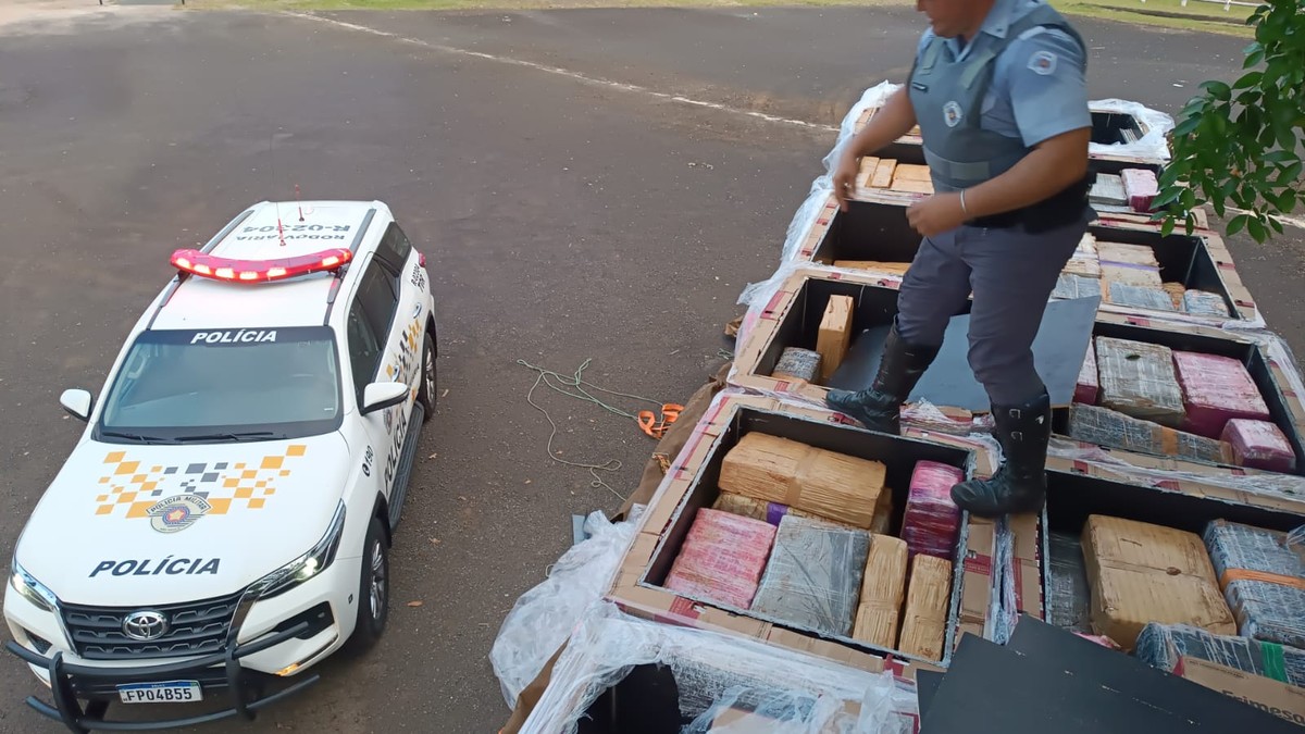 Polícia Rodoviária apreende grande quantidade de maconha escondida em carga de caixas de leite em Assis