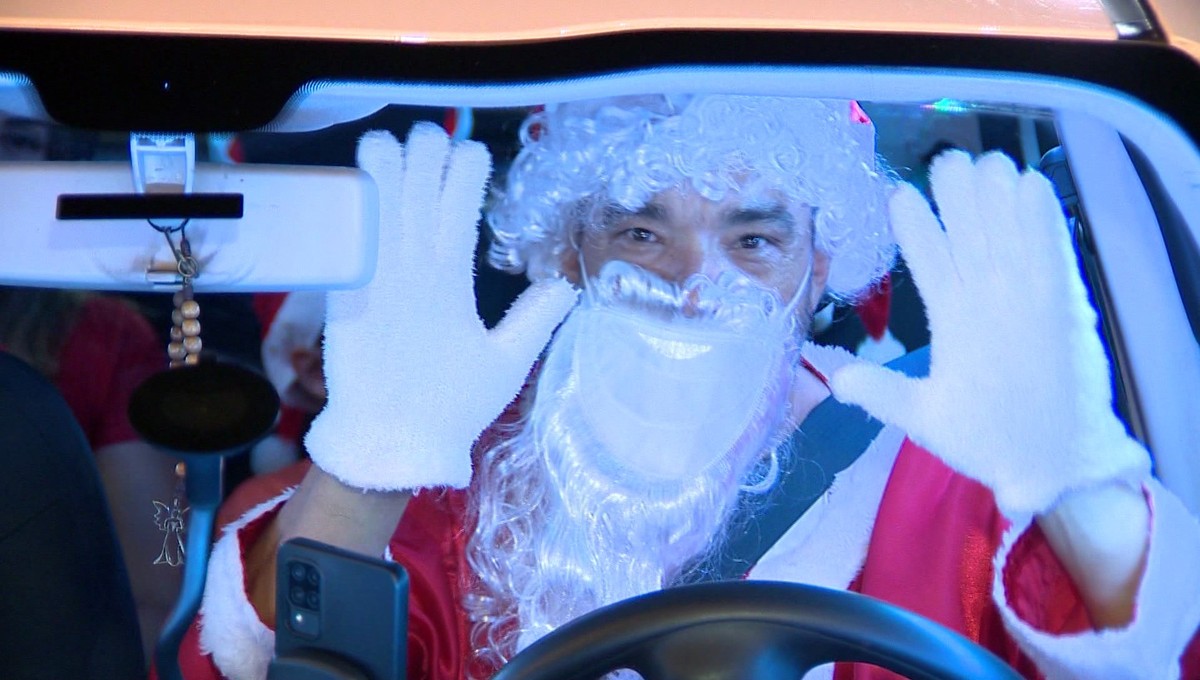 Motorista de aplicativo espalha o encanto do Natal com carro do Papai Noel em Presidente Prudente