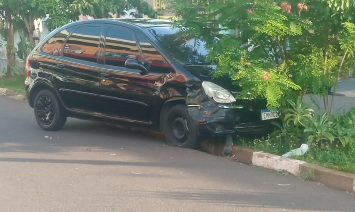 Três pessoas ficam feridas após colisão entre carros em avenida da Cohab, em Presidente Prudente