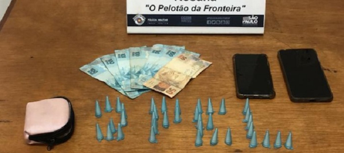 PM aborda veículo na contramão e passageira acaba presa com porções de cocaína, em Rosana