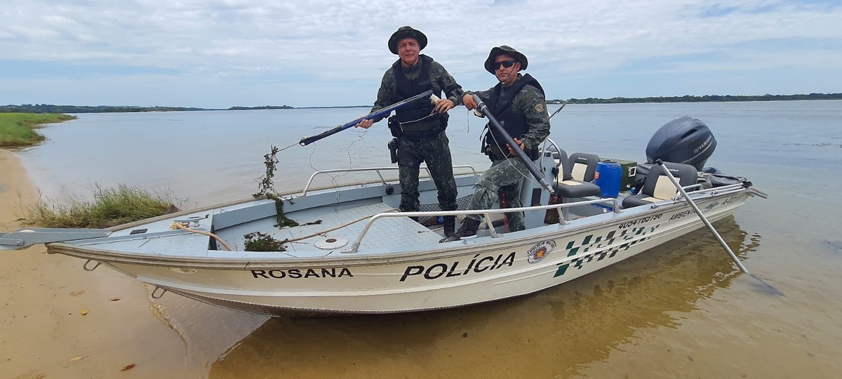 Polícia Ambiental persegue embarcação e apreende espingardas de pesca subaquática durante Operação Piracema