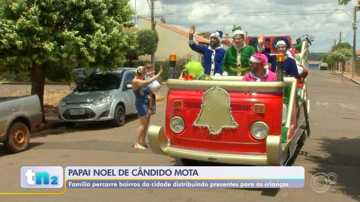 Família distribui presentes para crianças em Kombi transformada em trenó no interior de SP: ‘Kombinó’