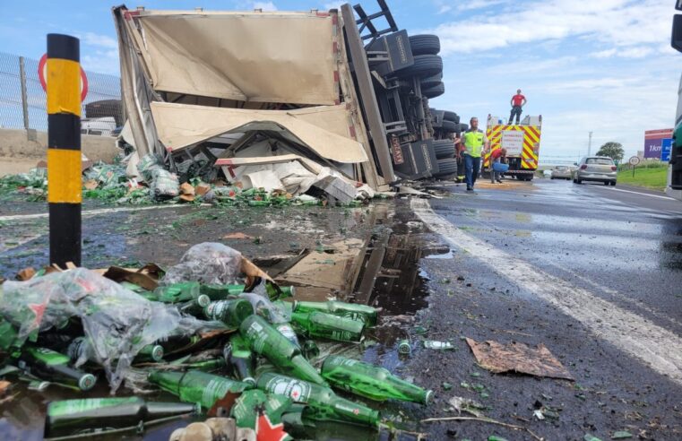 Caminhão carregado com caixas de cerveja tomba na Rodovia do Contorno em Marília