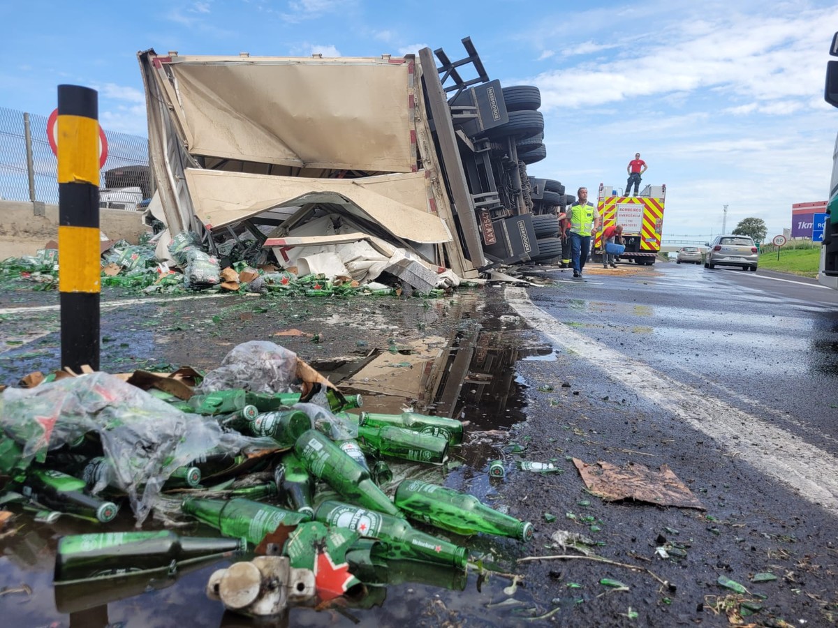 Caminhão carregado com caixas de cerveja tomba na Rodovia do Contorno em Marília