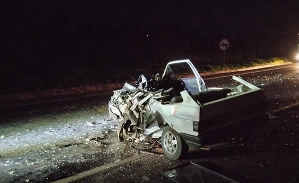 Motorista morre após carro bater de frente com caminhão em vicinal que liga Assis a Paraguaçu Paulista