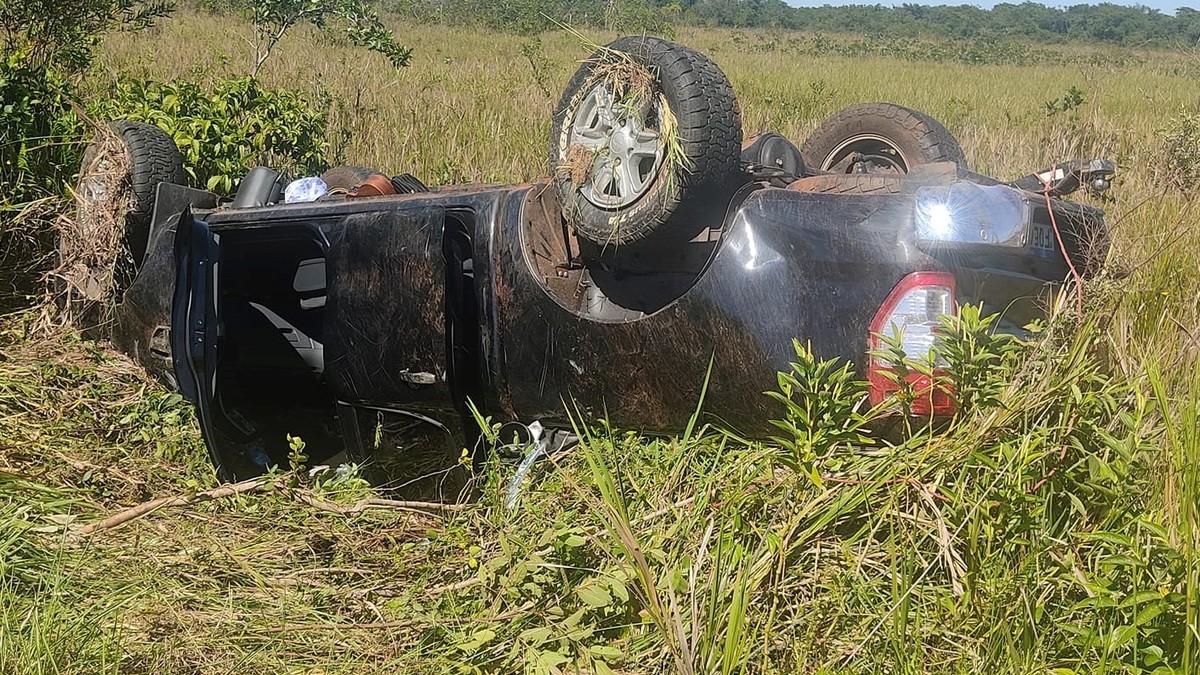 Motorista tenta desviar de buraco em estrada, mas acaba capotando caminhonete, em Panorama