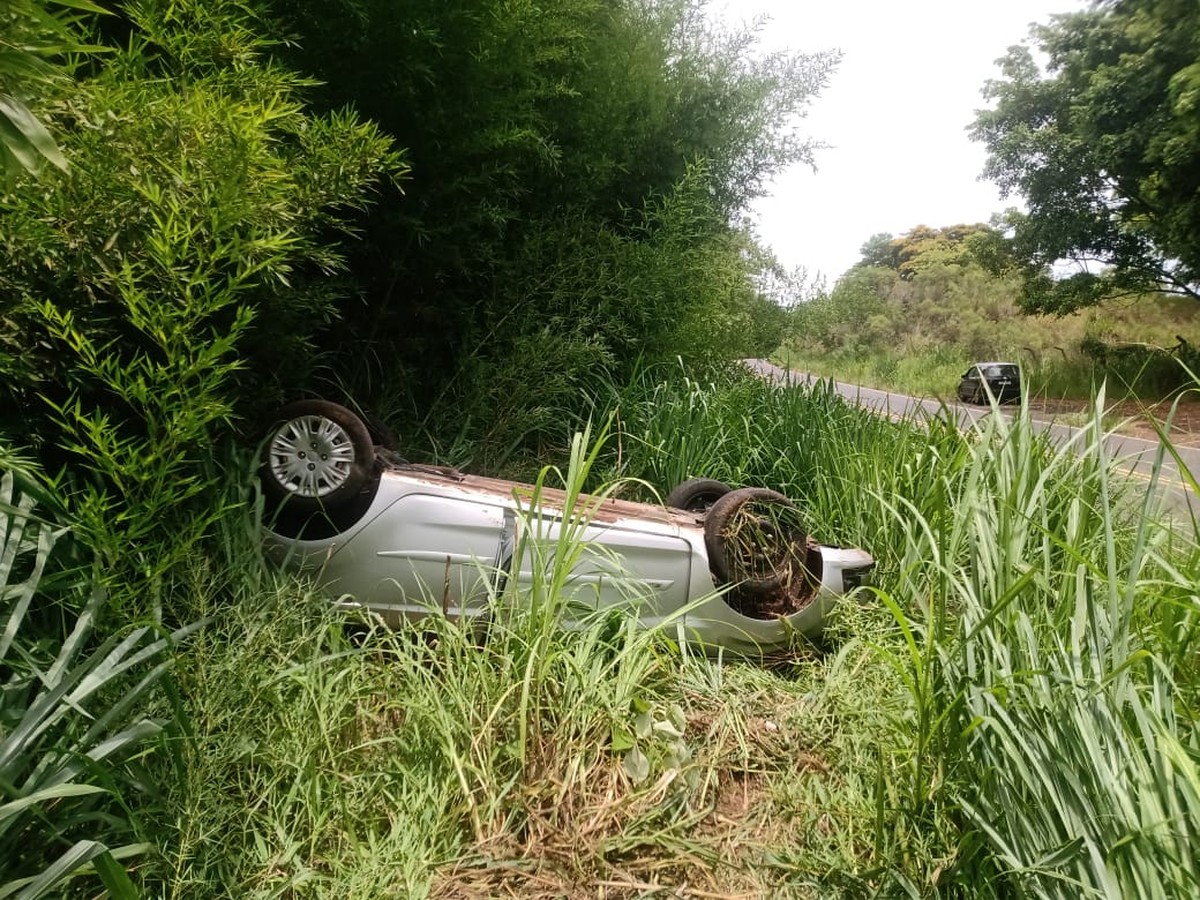 Motorista perde o controle da direção e carro capota em estrada vicinal em Regente Feijó