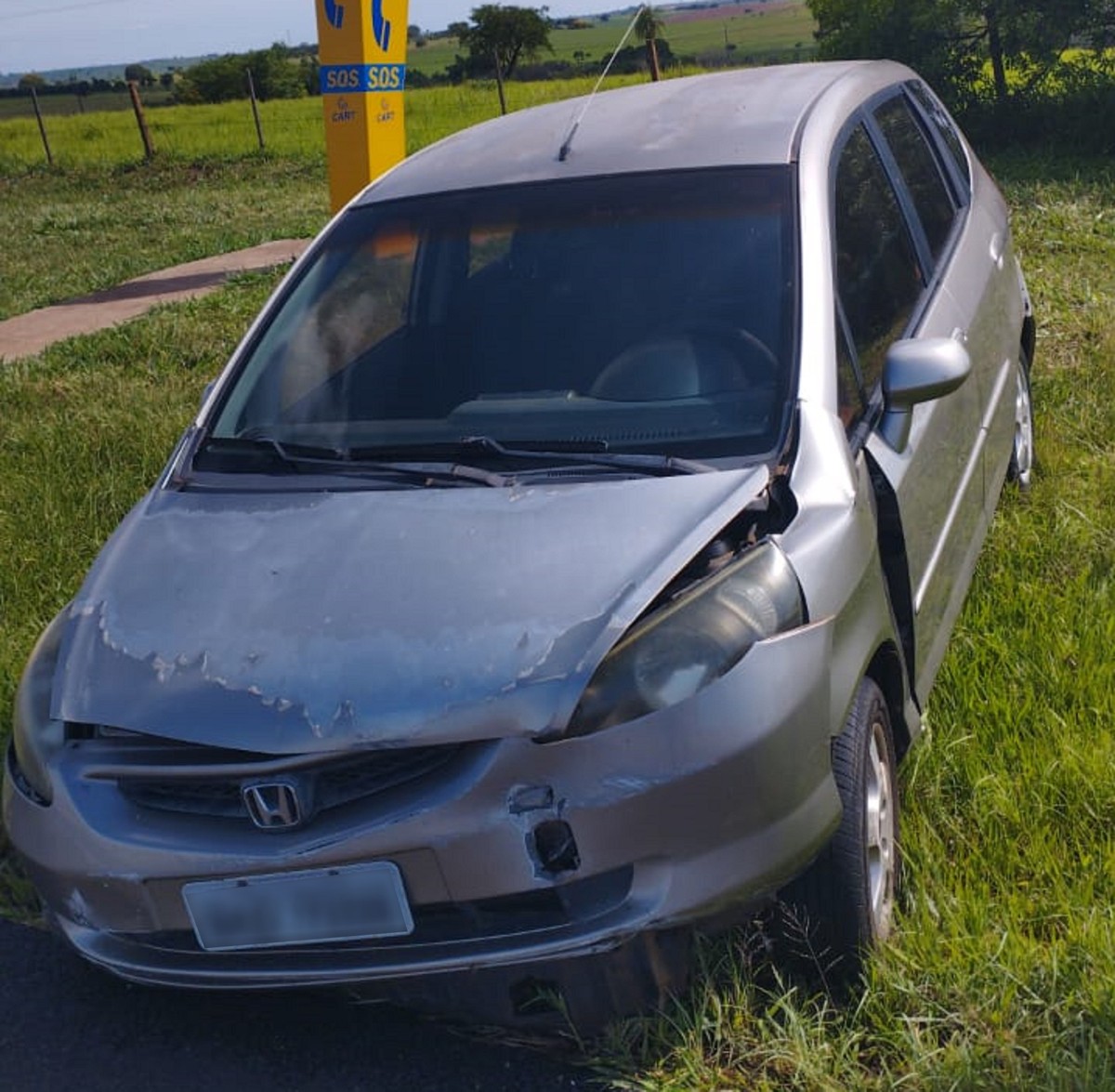 Motorista fica ferida após bater carro em mureta de proteção da Rodovia Raposo Tavares