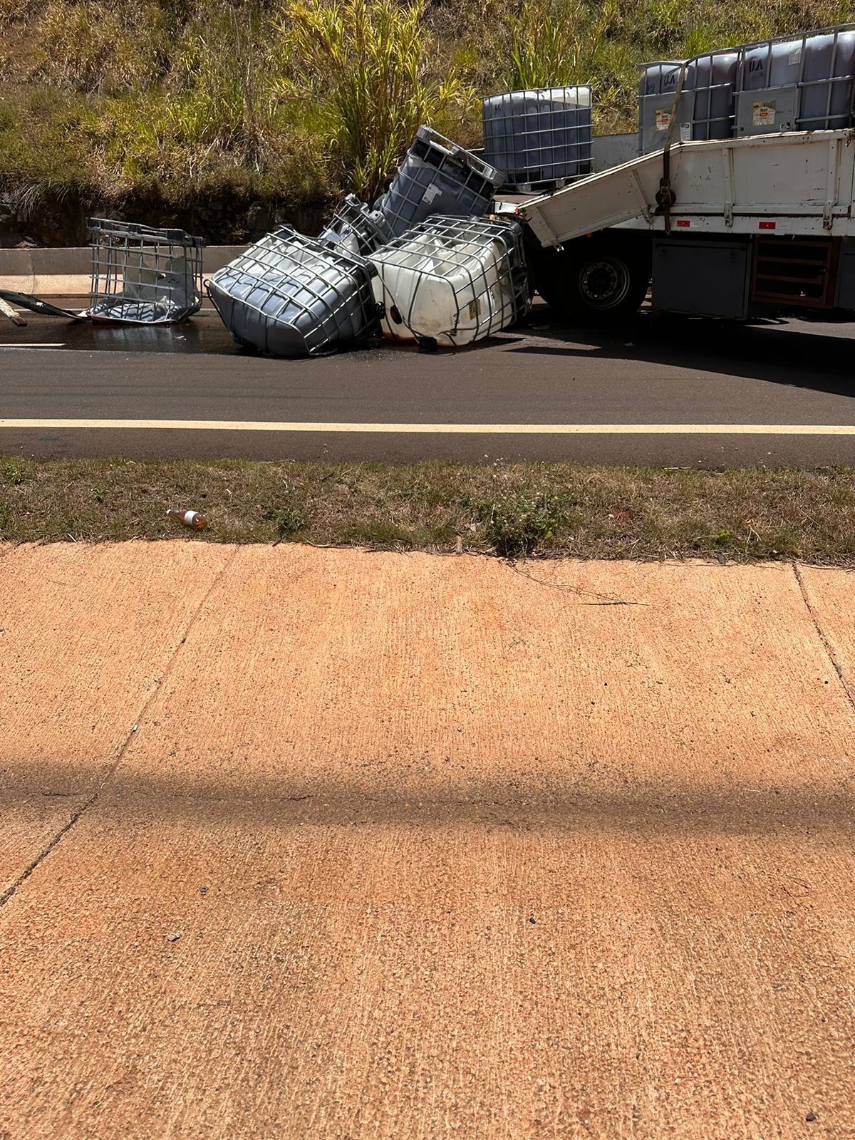 Após acidente entre carro e carreta, carga de fertilizante fica espalhada na pista e abastecimento de água pode ser afetado em Jaú | Bauru e Marília