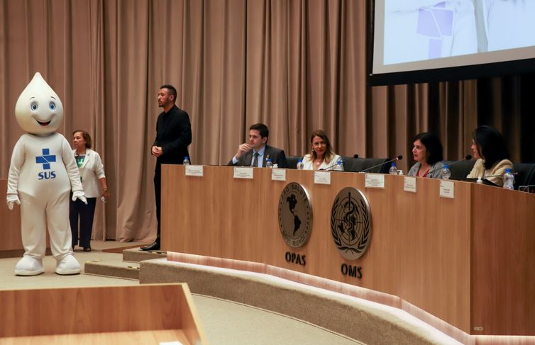 Brasília (DF), 19/12/2023,  A ministra da Saúde, Nísia Trindade, apresenta o balanço do Movimento Nacional pela Vacinação e os dados das coberturas vacinais do Brasil em 2023, na sede da Organização Pan-Americana da Saúde (OPAS/OMS).  Foto: Antonio Cruz/Agência Brasil