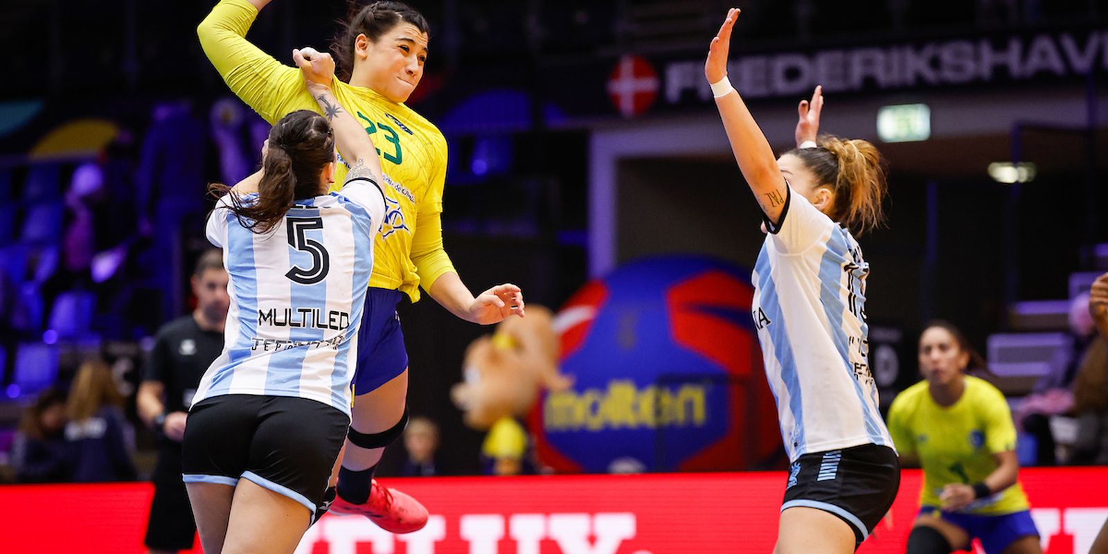 Brasil supera Argentina e continua vivo no Mundial de handebol