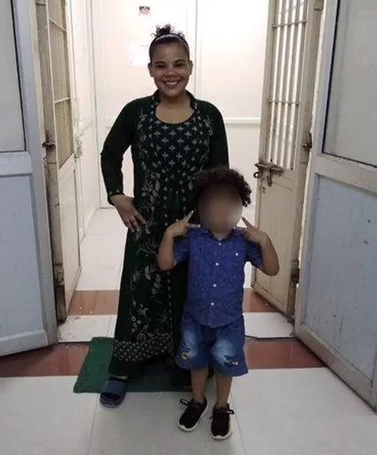 Brasileira que teve filho na prisão após ser presa por tráfico de drogas na Índia é extraditada | Bauru e Marília