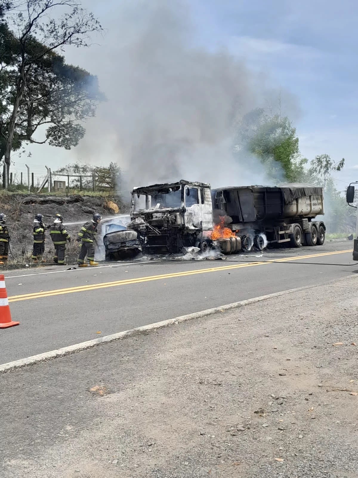 Carro e carreta pegam fogo após batida e jovem morre em rodovia de Bofete