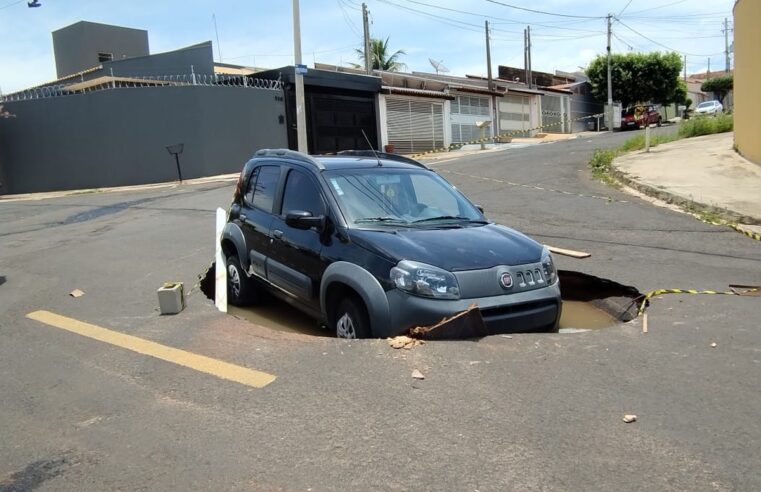 Carro é ‘engolido’ por cratera após asfalto ceder em rua de Marília | Bauru e Marília