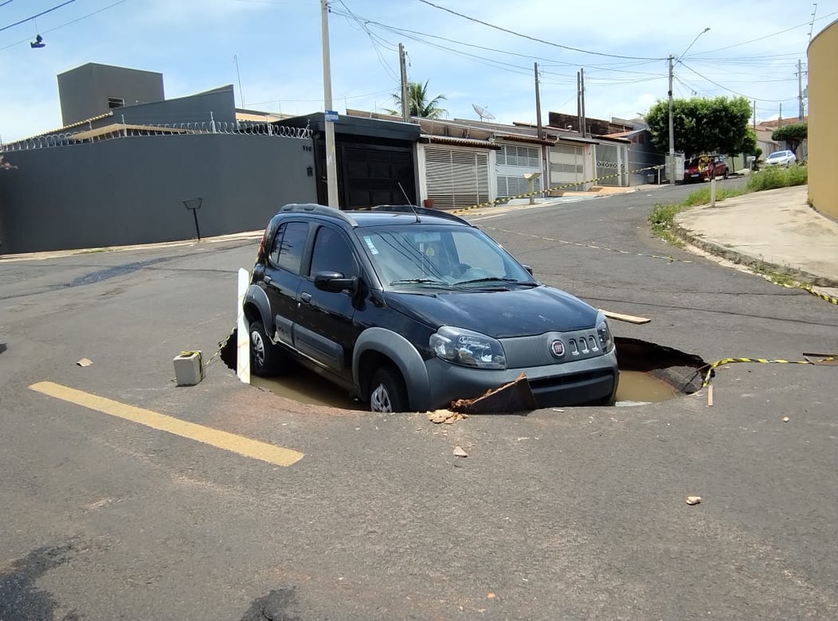 Carro é ‘engolido’ por cratera após asfalto ceder em rua de Marília | Bauru e Marília