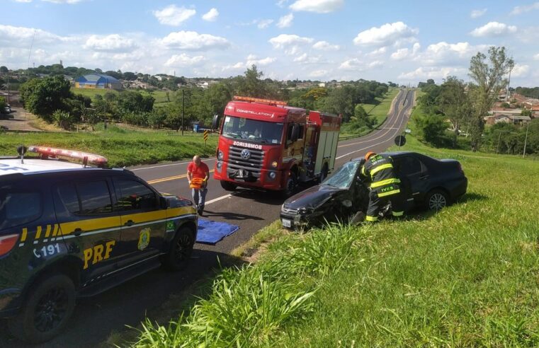 Carro invade pista contrária e bate contra carreta na BR-153 em Marília | Bauru e Marília