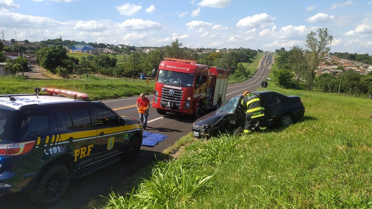 Carro invade pista contrária e bate contra carreta na BR-153 em Marília | Bauru e Marília