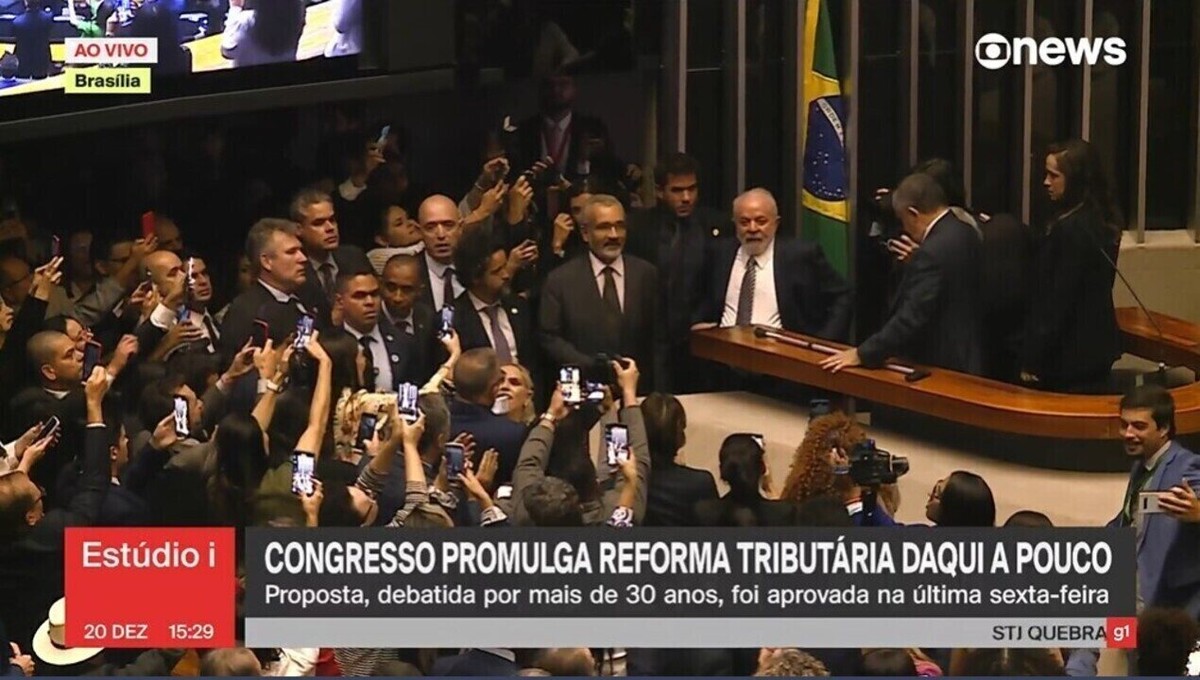 Congresso promulga a reforma tributária com a presença dos presidentes dos três poderes