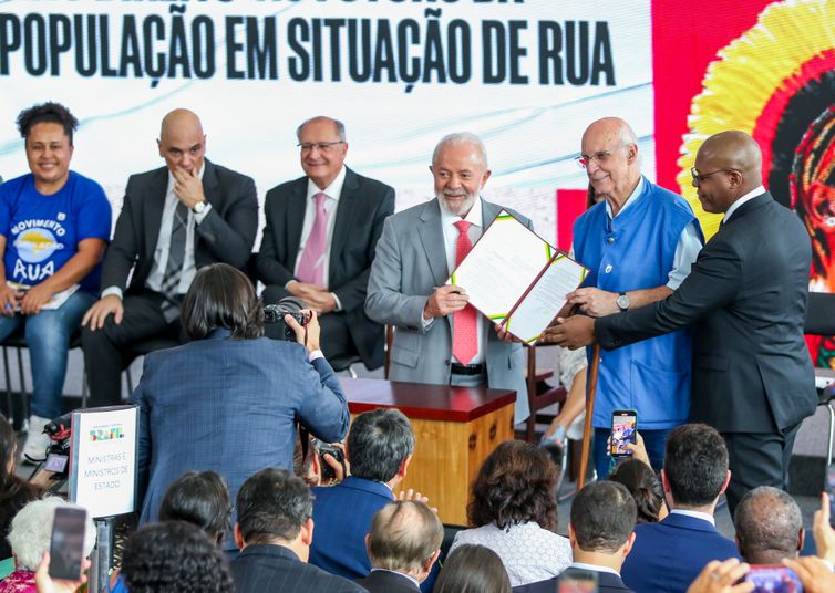 Brasília (DF), 11/12/2023, O presidente Luiz Inácio Lula da Silva,  o padre Júlio Lancellotti, e o ministro Silvio Almeida, durante o lançamento do Plano Ruas Visíveis - Pelo direito ao futuro da população em situação de rua, no Palácio do Planalto. A iniciativa faz parte da celebração dos 75 anos da Declaração Universal dos Direitos Humanos e do Dia Internacional dos Direitos Humanos, comemorados ontem (10) em todo o mundo. Foto: Jose Cruz/Agência Brasil