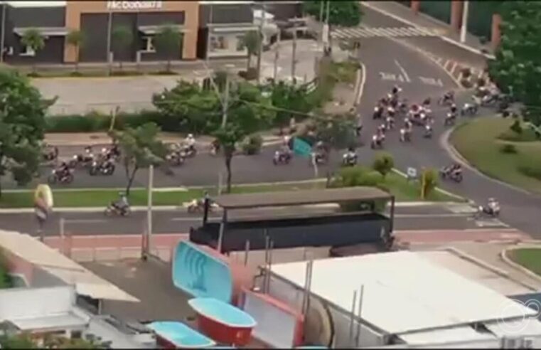 Grupo de motociclistas é flagrado empinando veículos e trafegando na contramão em Bauru