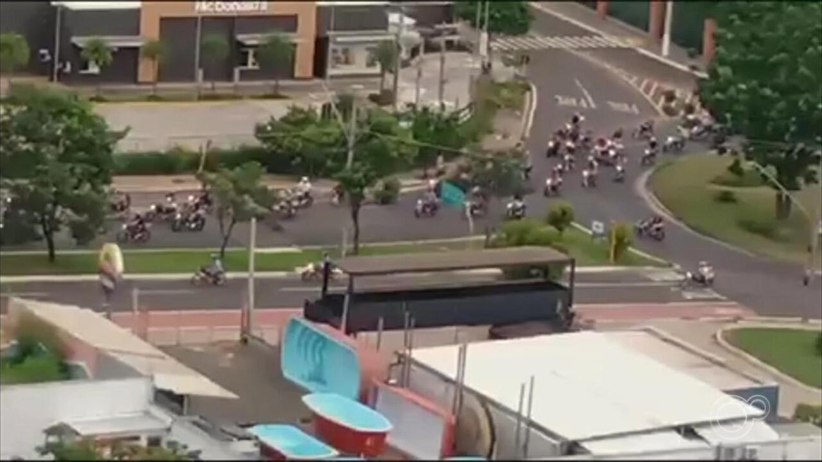 Grupo de motociclistas é flagrado empinando veículos e trafegando na contramão em Bauru