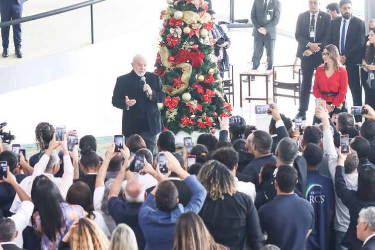 Brasília, (DF) – 21/12/2023 – O presidente Luiz Inácio Lula da Silva participa, de confraternização com os (as) trabalhadores (as) do Palácio do Planalto. Foto Valter Campanato/Agência Brasil.