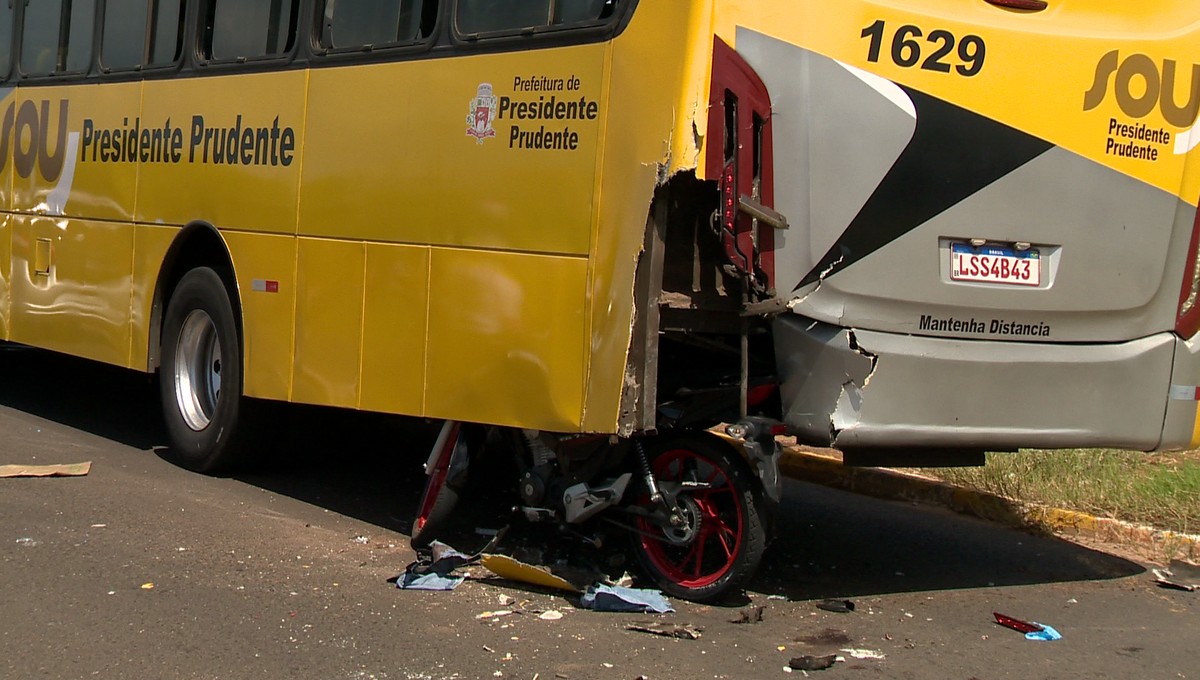 Motociclista de 22 anos segue internado após bater na traseira de ônibus em Presidente Prudente | Presidente Prudente e Região