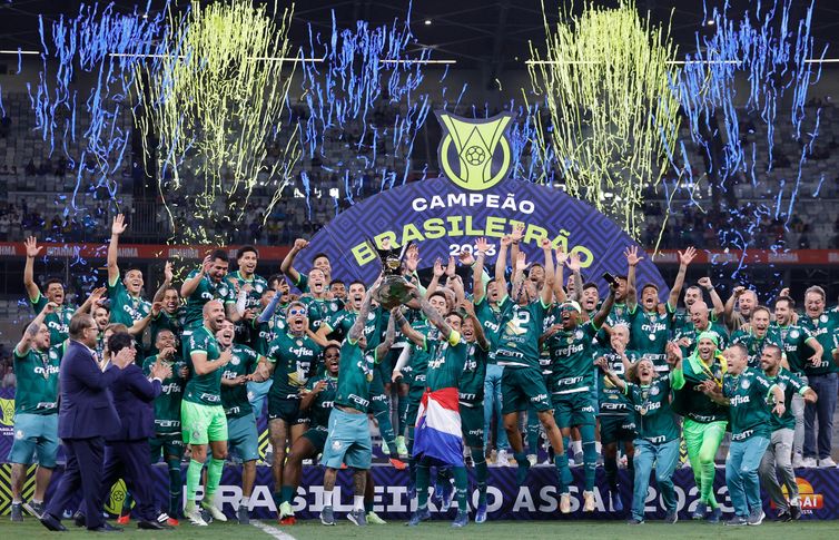 Soccer Football -  Brasileiro Championship - Cruzeiro v Palmeiras - Estadio Mineirao, Belo Horizonte, Brazil - December 6, 2023 Palmeiras players celebrate winning the Brasileiro Championship with the trophy REUTERS/Cris Mattos