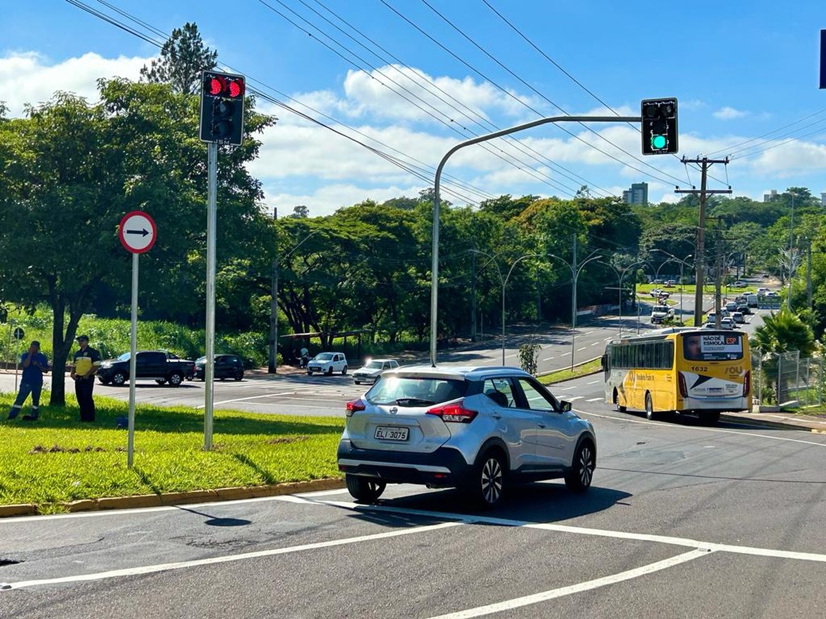 Semáforos instalados na rotatória das avenidas Salim Farah Maluf e Ana Jacinta começam a operar em Presidente Prudente | Presidente Prudente e Região