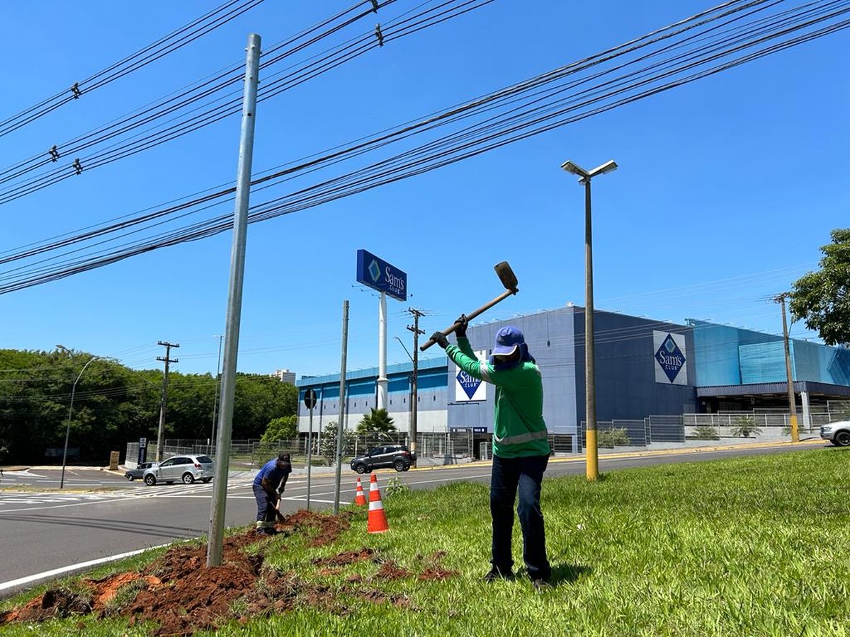 Semob inicia instalação de postes para semáforos em rotatória no entroncamento das avenidas Salim Farah Maluf e Ana Jacinta | Presidente Prudente e Região