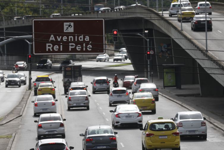 Trecho da Avenida Presidente Castelo Branco, mais conhecida como Radial Oeste, é batizado Avenida Rei Pelé nas imediações do Estádio do Maracanã.