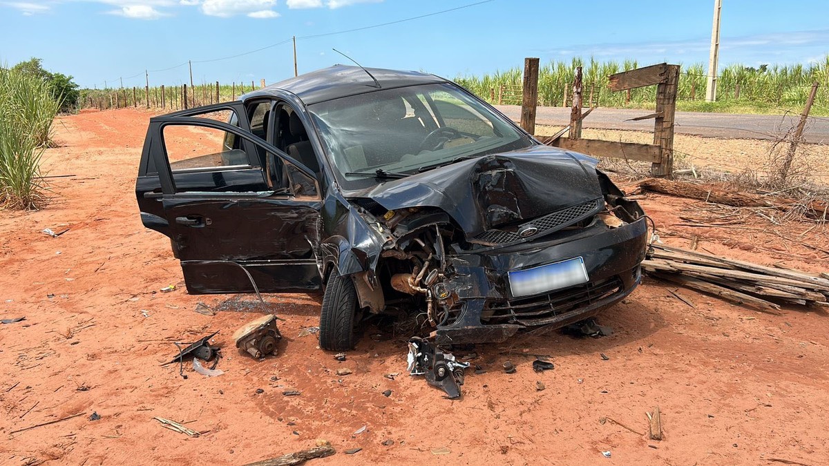 Quatro pessoas ficam feridas após veículo bater em cerca de propriedade rural, em Panorama