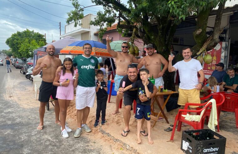 Com coqueiro, areia e chuveirão, amigos superam 400 km de distância do litoral e transformam bar em praia: 'Só faltou o mar'