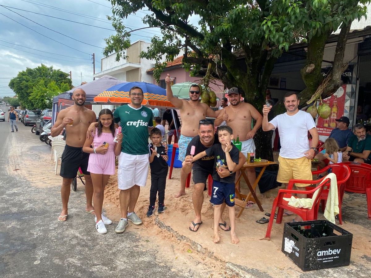 Com coqueiro, areia e chuveirão, amigos superam 400 km de distância do litoral e transformam bar em praia: 'Só faltou o mar'