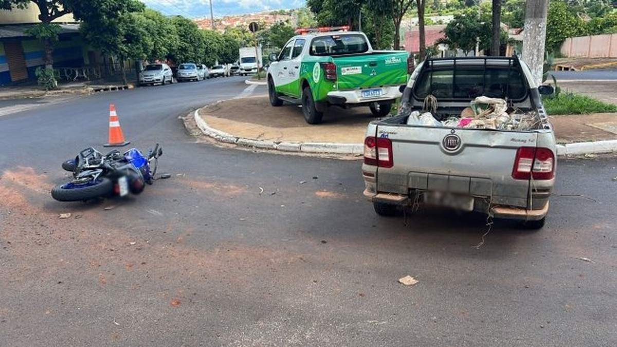 Acidente entre moto e carro deixa jovem gravemente ferido em Ibitinga