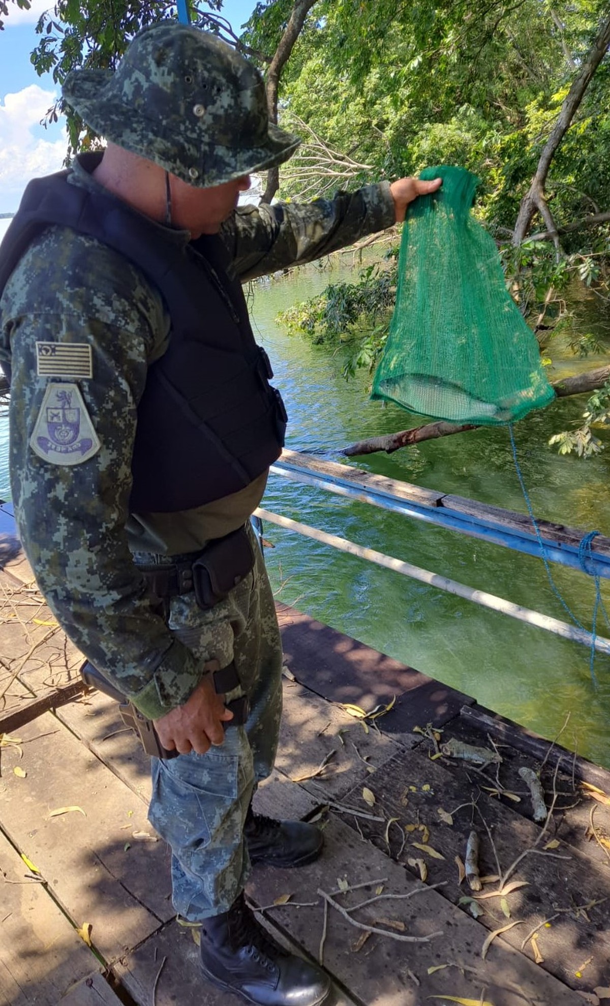 Pescador é multado em R$ 2 mil e responderá criminalmente por capturar peixe ameaçado de extinção, em Rosana