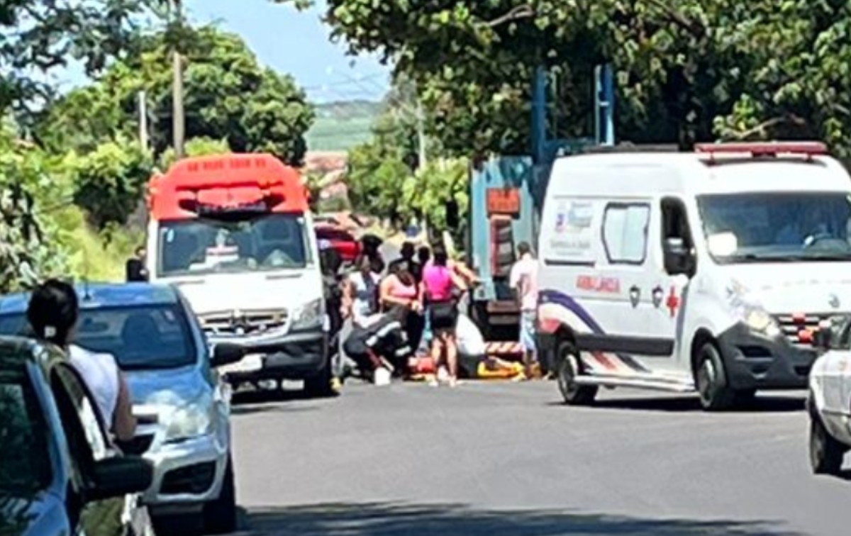 Jovem fica ferido após bater moto em caminhão parado em rua de Pirajuí