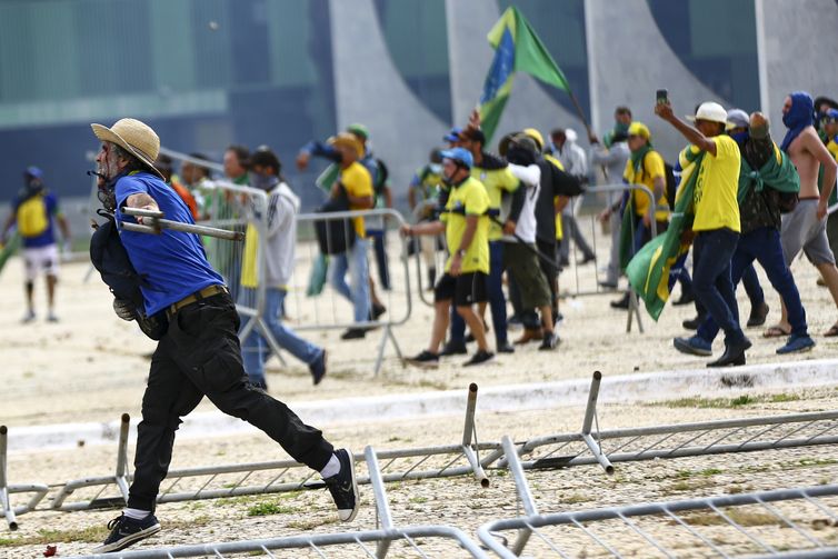 Manifestantes invadem Congresso, STF e Palácio do Planalto.