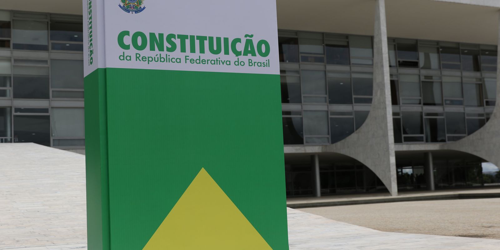 Sedes dos três poderes exibem representação da Constituição Federal