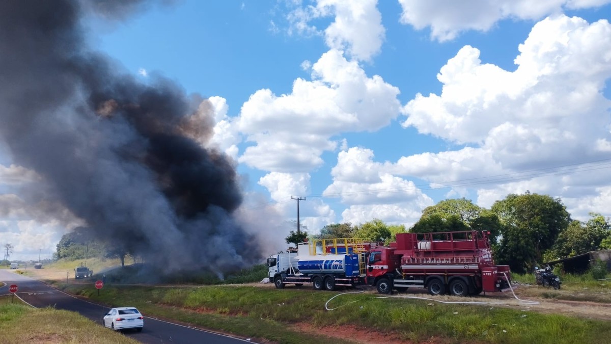 Incêndio atinge depósito de materiais recicláveis às margens da Rodovia Raposo Tavares