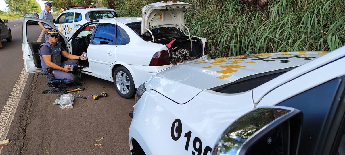 Casal é preso após fiscalização encontrar 30 kg de haxixe em caixa de ar de carro, em Pirapozinho